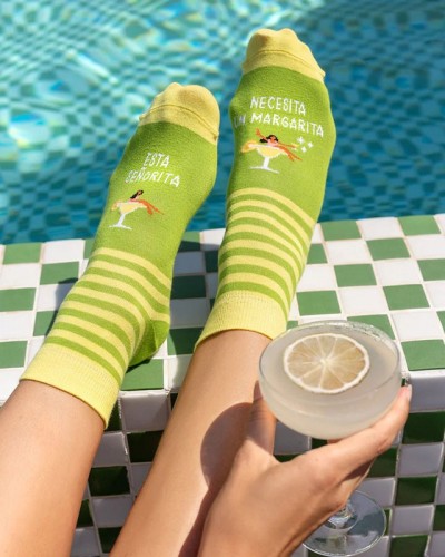 Calcetines Esta Señorita Necesita un Margarita UO Calcetines Esta Señorita Necesita un Margarita UO